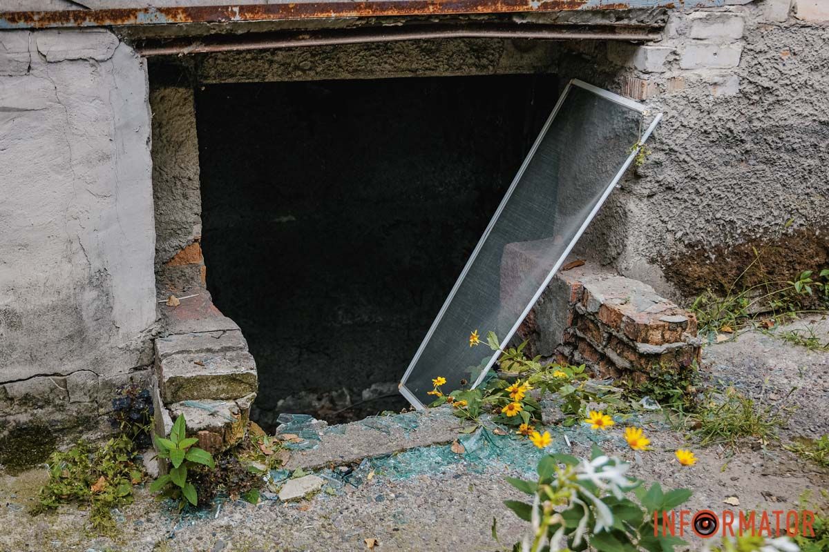 Вибите скло та пошкоджені будинки: як виглядає місце ворожої атаки у Дніпрі 7