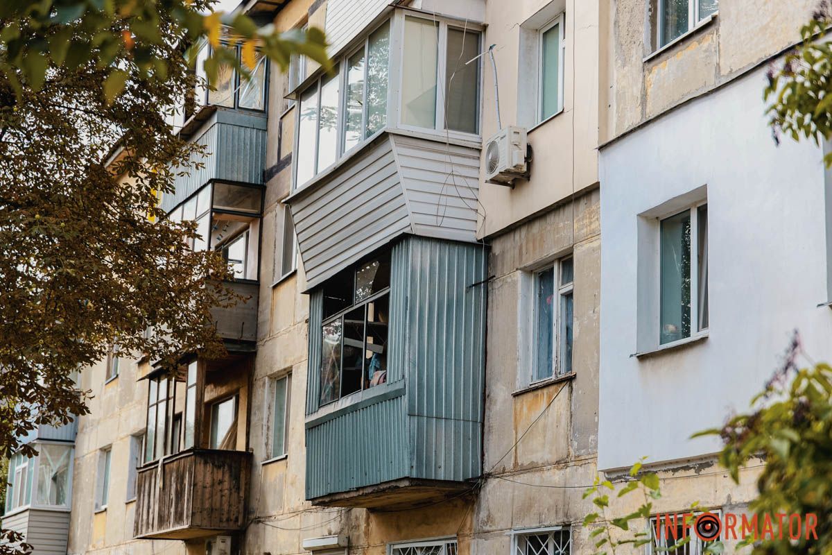 Вибите скло та пошкоджені будинки: як виглядає місце ворожої атаки у Дніпрі 10