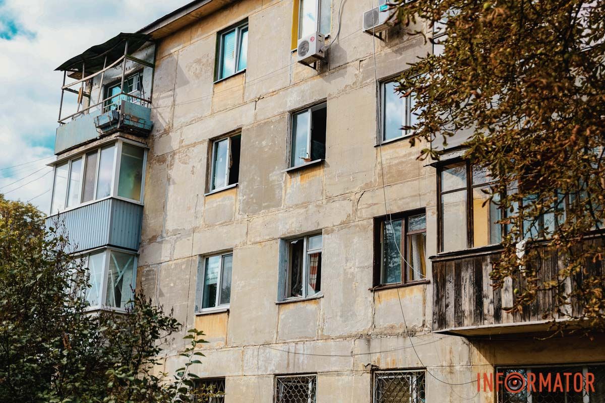 Вибите скло та пошкоджені будинки: як виглядає місце ворожої атаки у Дніпрі 15