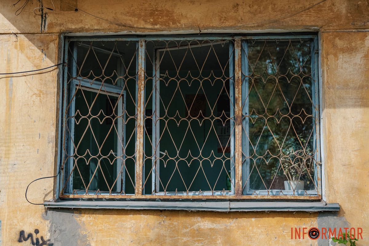 Вибите скло та пошкоджені будинки: як виглядає місце ворожої атаки у Дніпрі 13