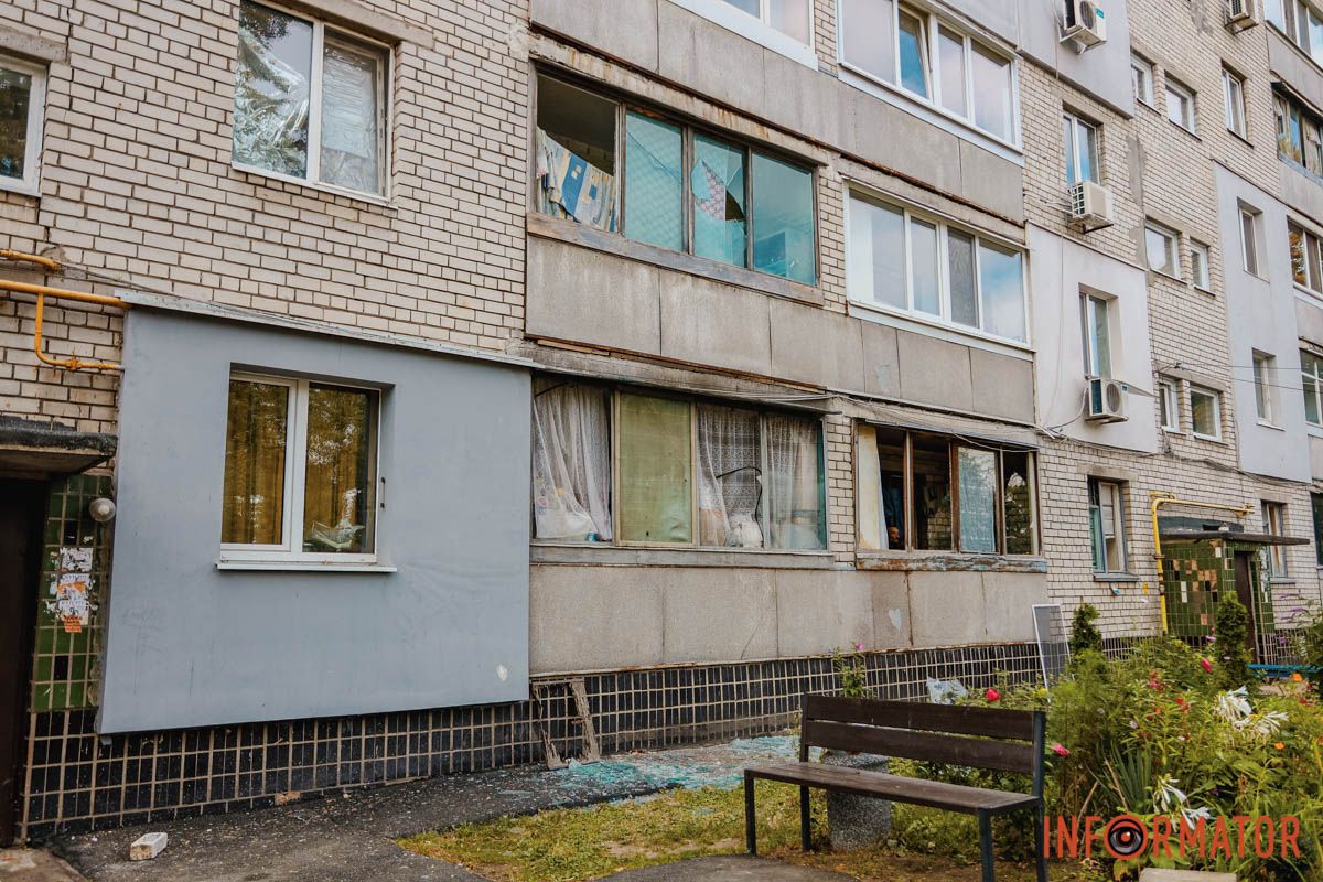 Вибите скло та пошкоджені будинки: як виглядає місце ворожої атаки у Дніпрі 12