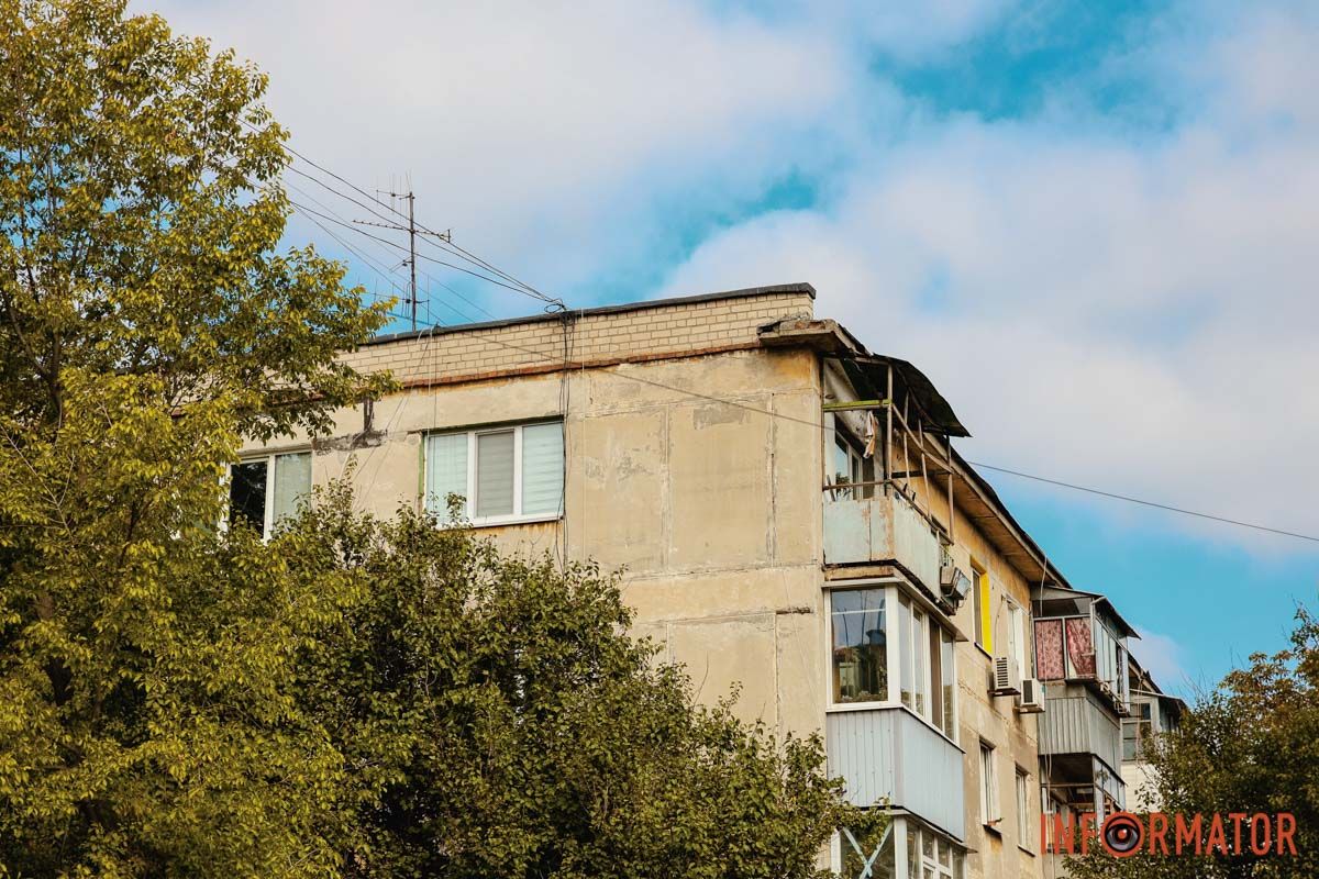 Вибите скло та пошкоджені будинки: як виглядає місце ворожої атаки у Дніпрі 16