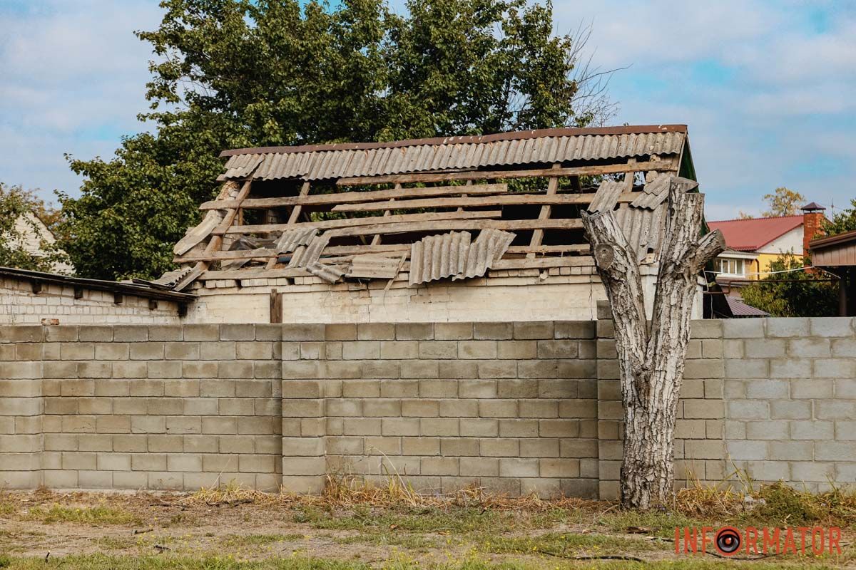 Вибите скло та пошкоджені будинки: як виглядає місце ворожої атаки у Дніпрі 18