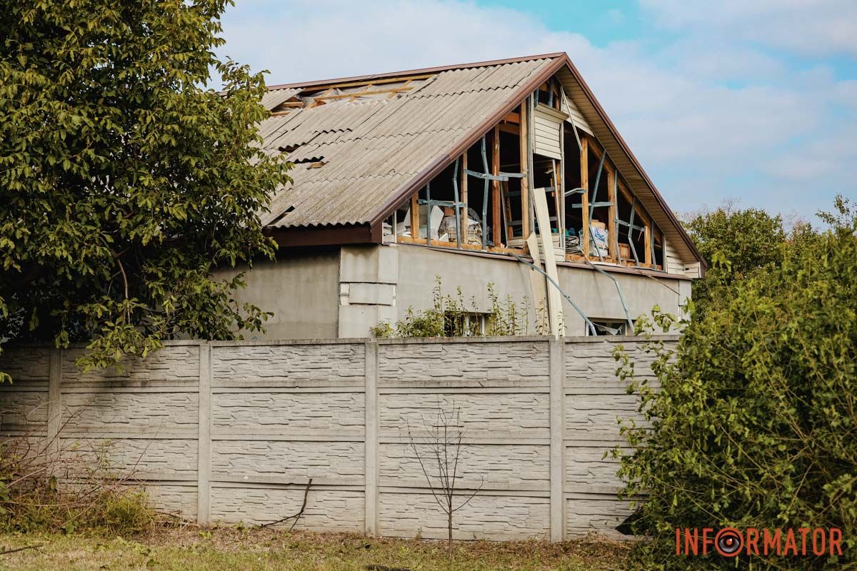 Вибите скло та пошкоджені будинки: як виглядає місце ворожої атаки у Дніпрі 19