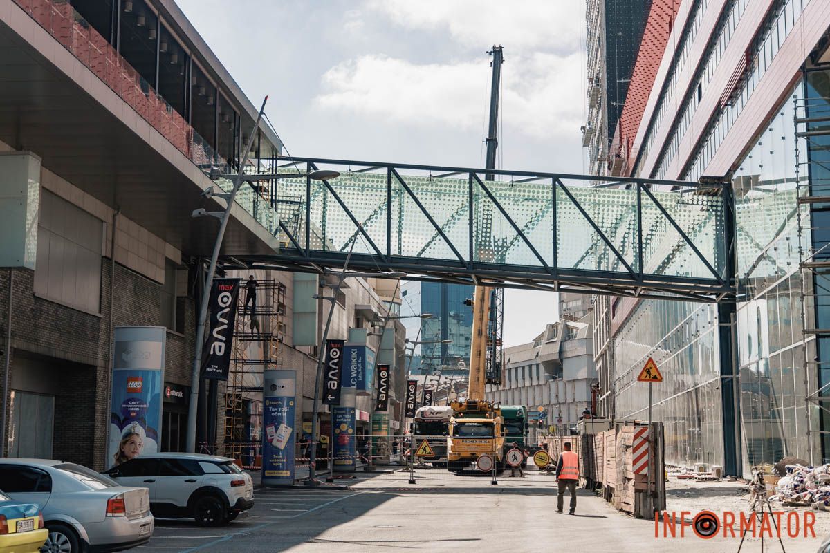 Тож, 6 вересня вулицю мають знов відкрити для проїзду транспорту У Дніпрі перекрили проїзну частину та тротуар по вулиці Харківській: причина 11