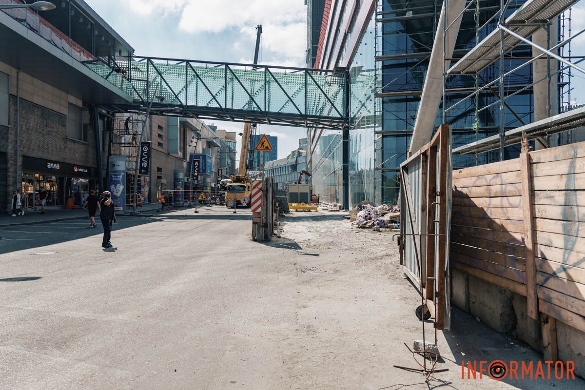 У Дніпрі 5 вересня перекрили тротуар та проїзну частину по вулиці Харківській У Дніпрі перекрили проїзну частину та тротуар по вулиці Харківській: причина 1