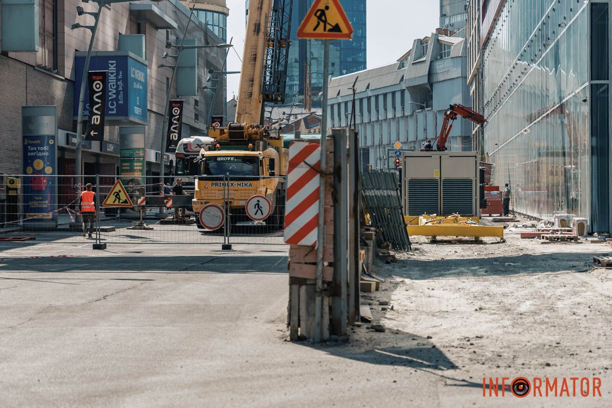 Помітили ми й спеціальні стрічки на тротуарі У Дніпрі перекрили проїзну частину та тротуар по вулиці Харківській: причина 6