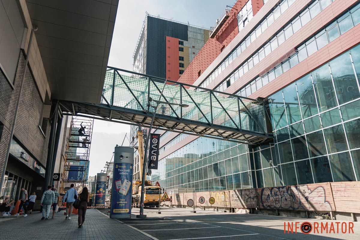 Про це пише Інформатор з місця події У Дніпрі перекрили проїзну частину та тротуар по вулиці Харківській: причина 4