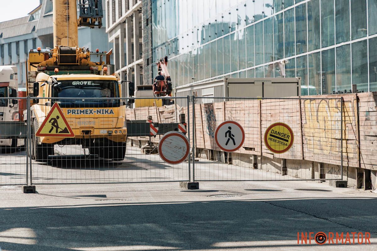 Втім, 4 вересня до 18:00 її не перекривали У Дніпрі перекрили проїзну частину та тротуар по вулиці Харківській: причина 9