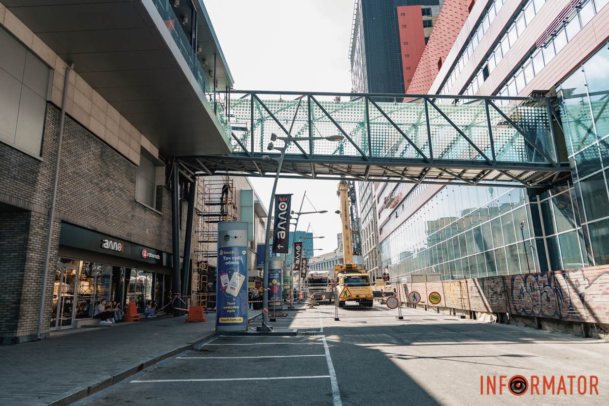 Мова йде про ділянку від вулиці Королеви Єлизавети ІІ до вулиці Князя Володимира Великого У Дніпрі перекрили проїзну частину та тротуар по вулиці Харківській: причина 2