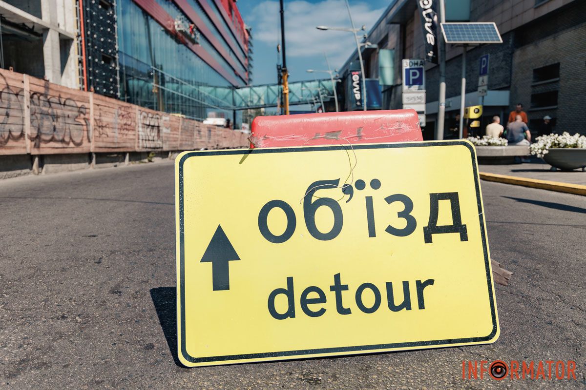 На місці працює відповідна техніка та фахівці У Дніпрі перекрили проїзну частину та тротуар по вулиці Харківській: причина 7