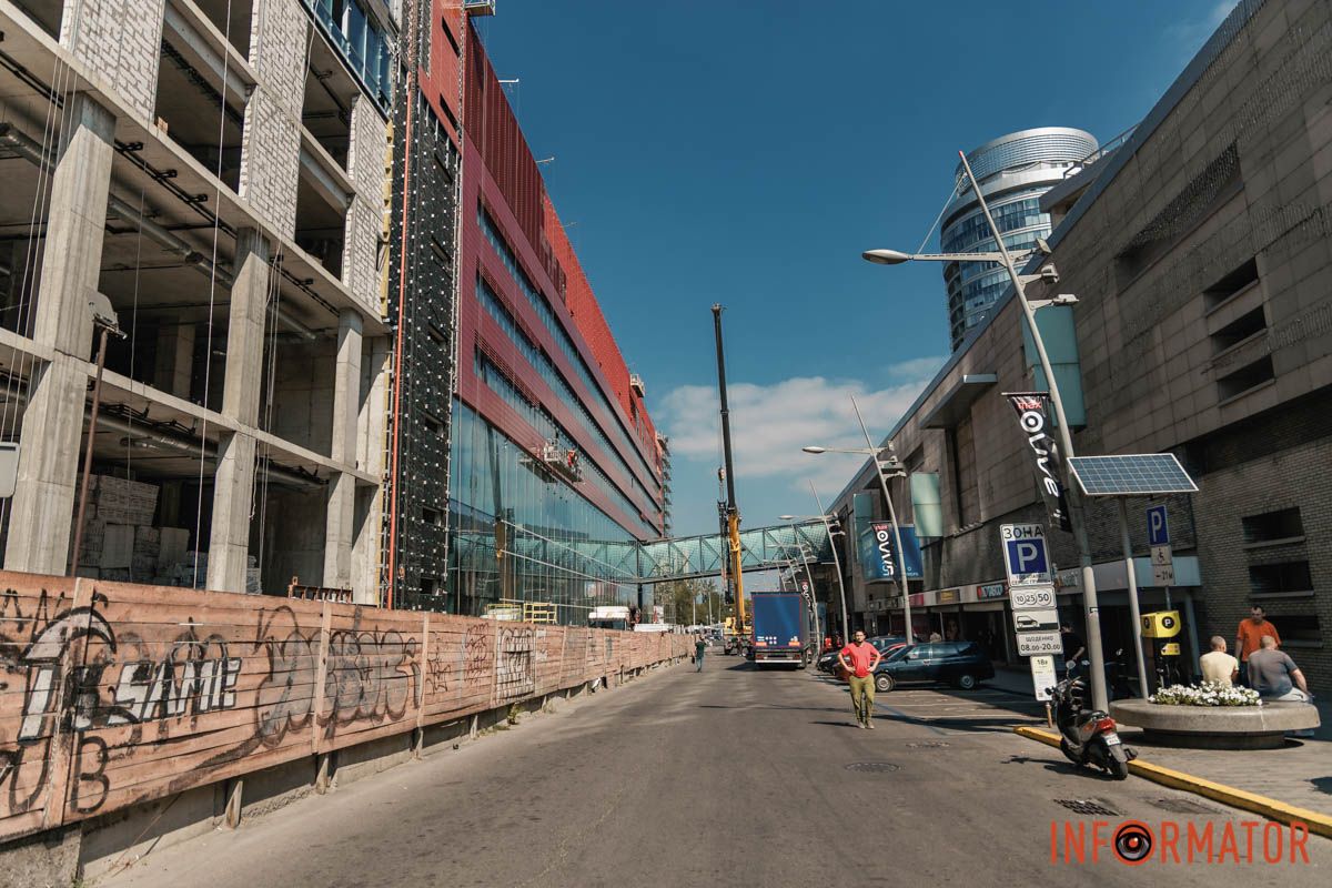 Огороджувальні знаки ми там помітили лише вранці 5 вересня У Дніпрі перекрили проїзну частину та тротуар по вулиці Харківській: причина 10