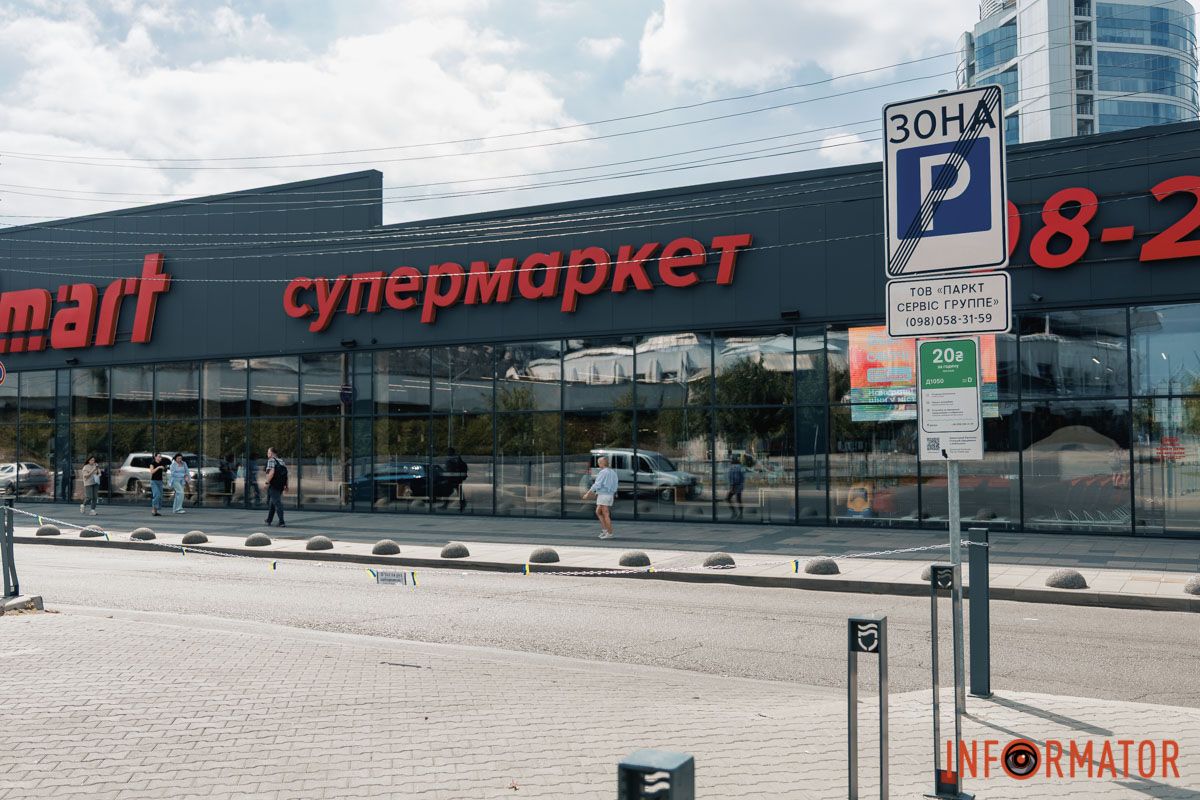 Парковка между цирком и супермаркетами закрыта для автовладельцев В Днепре на улице Ламаний перекрыли заезд на парковку 6