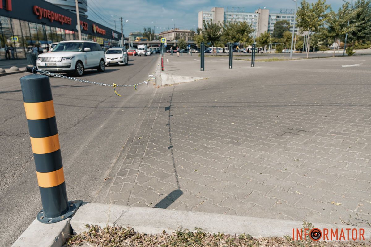 Парковка есть, но доступа к ней нет В Днепре на улице Ламаний перекрыли заезд на парковку 9