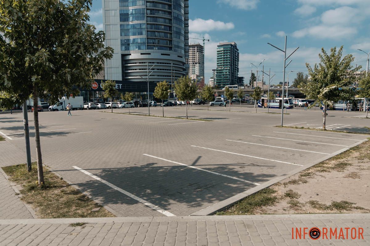 Табличка «Въезд запрещен» встречает водителей В Днепре на улице Ламаний перекрыли заезд на парковку 10