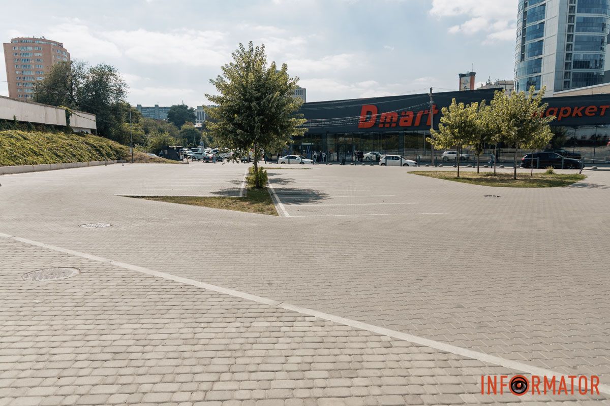 Днепряне ищут другие места для парковки В Днепре на улице Ламаний перекрыли заезд на парковку 17