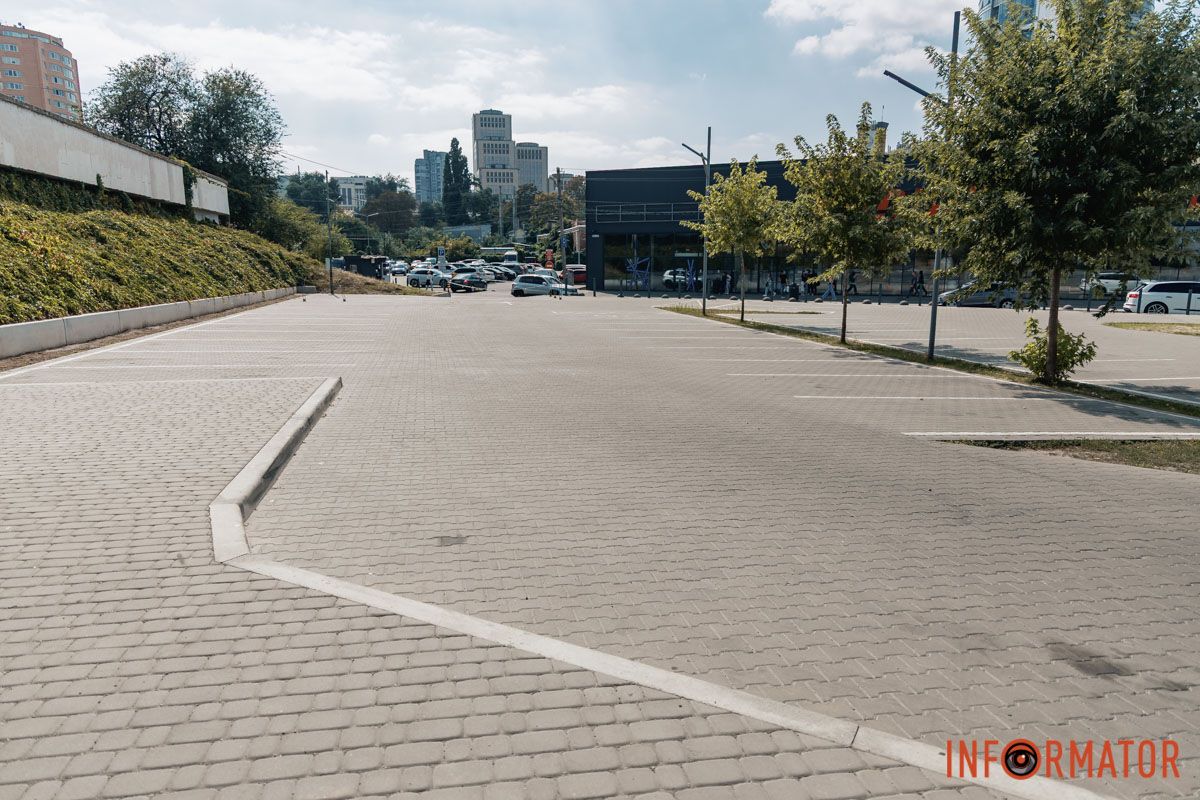 Площадка стоит пустой В Днепре на улице Ламаний перекрыли заезд на парковку 19