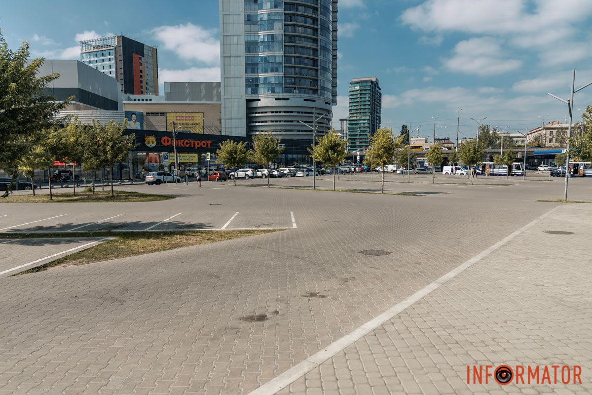 Старые вывески все еще висят В Днепре на улице Ламаний перекрыли заезд на парковку 13