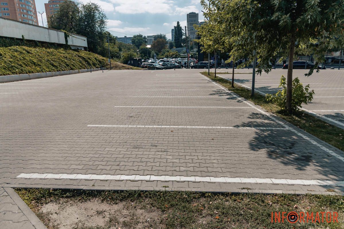 Фото: Андрей Шушпан В Днепре на улице Ламаний перекрыли заезд на парковку 20