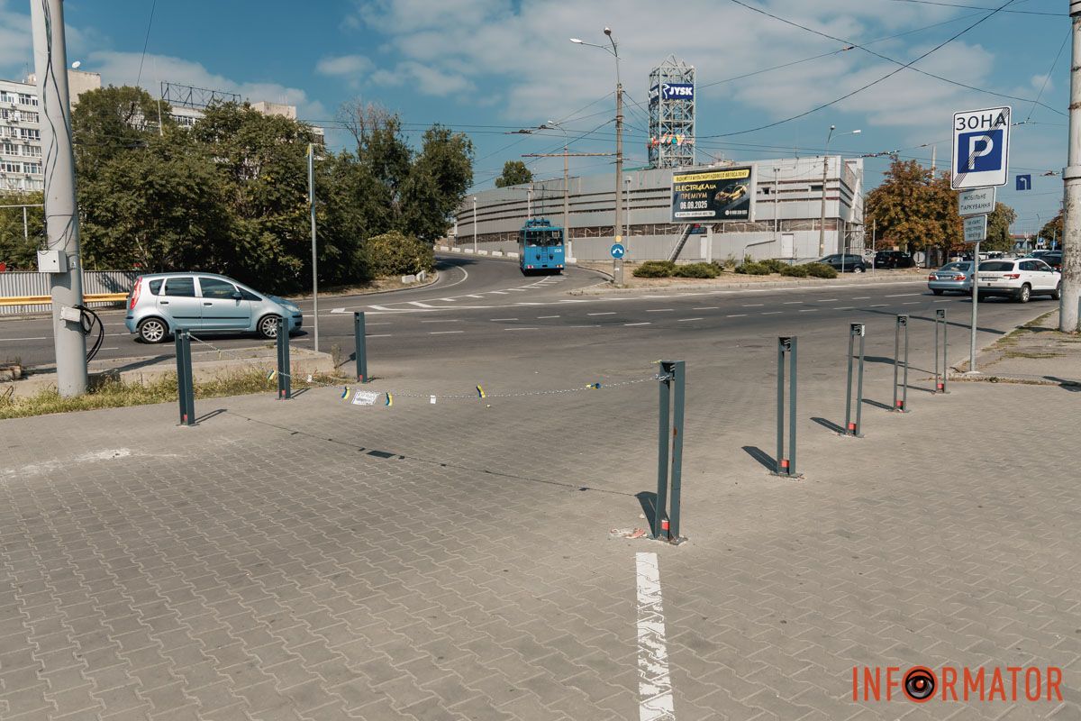 Автовладельцы остались без стояночных мест. В Днепре на улице Ламаний перекрыли заезд на парковку 11