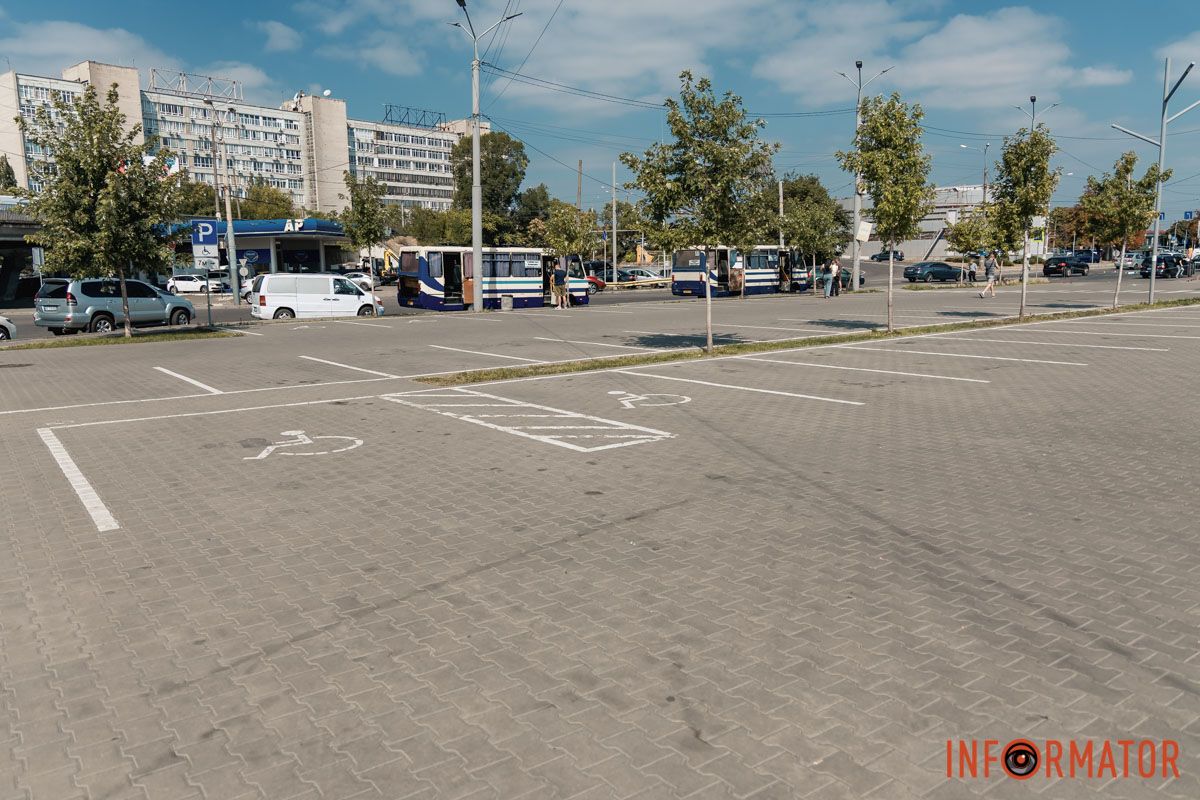 Автомобили — без места В Днепре на улице Ламаний перекрыли заезд на парковку 15
