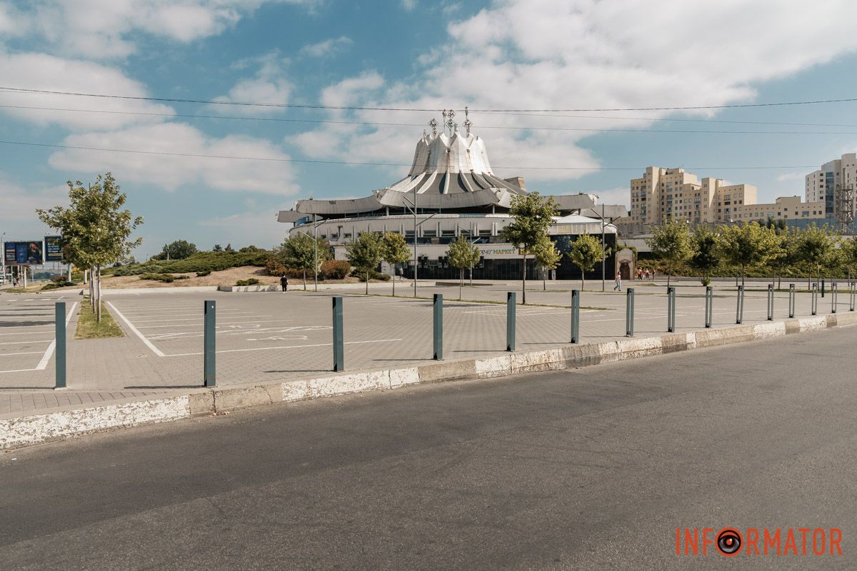Закрыли внезапно и без объяснений В Днепре на улице Ламаний перекрыли заезд на парковку 12