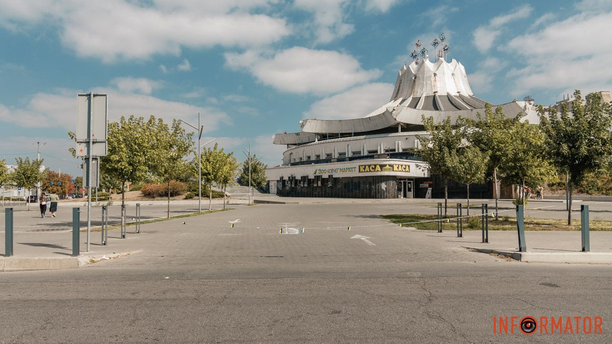У Дніпрі на вулиці Ламаній перекрили заїзд на паркувальний майданчик