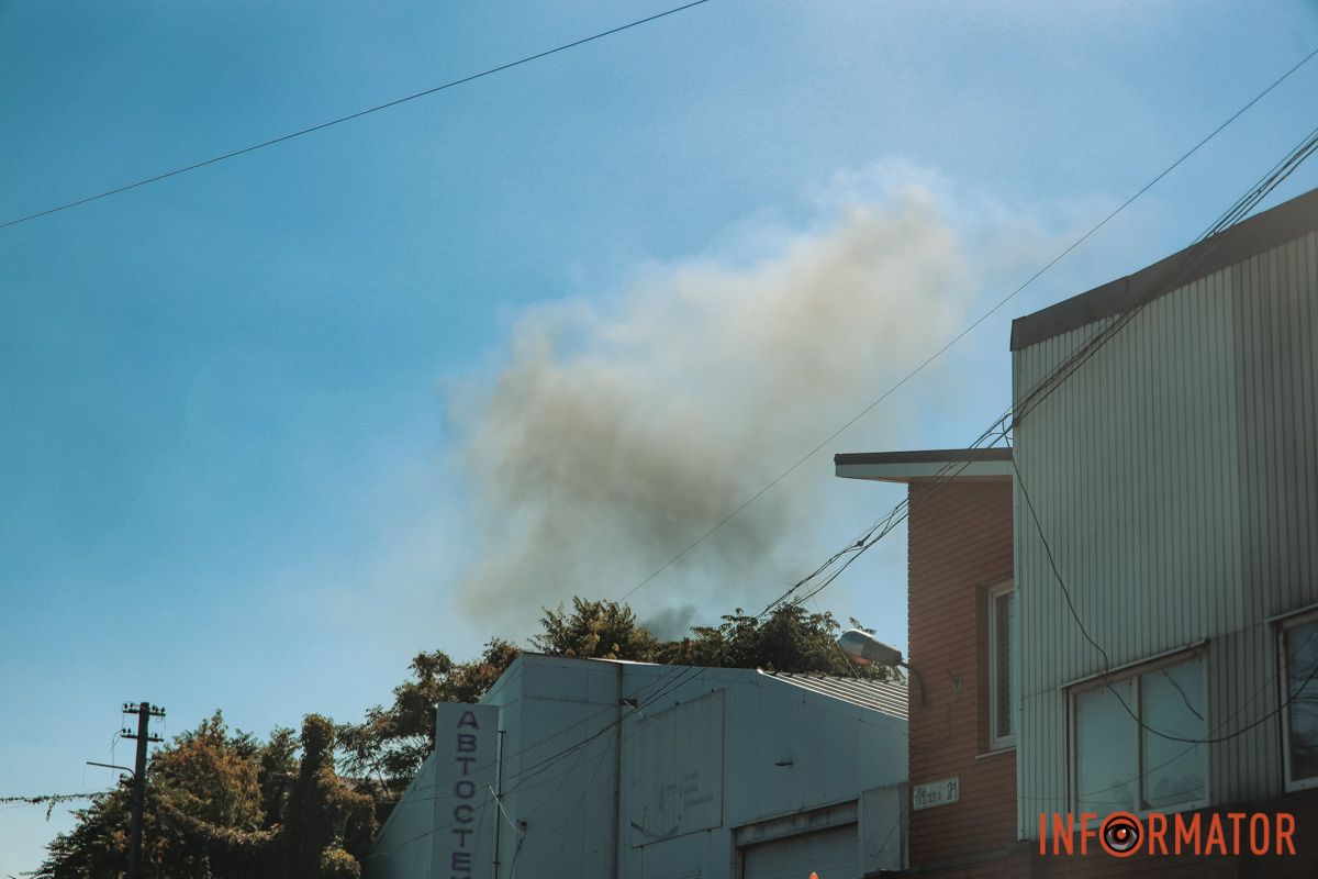 Слышали взрыв, людей эвакуировали: в Днепре на Ивана Эзау произошел пожар, черный дым виден с разных точек города.
