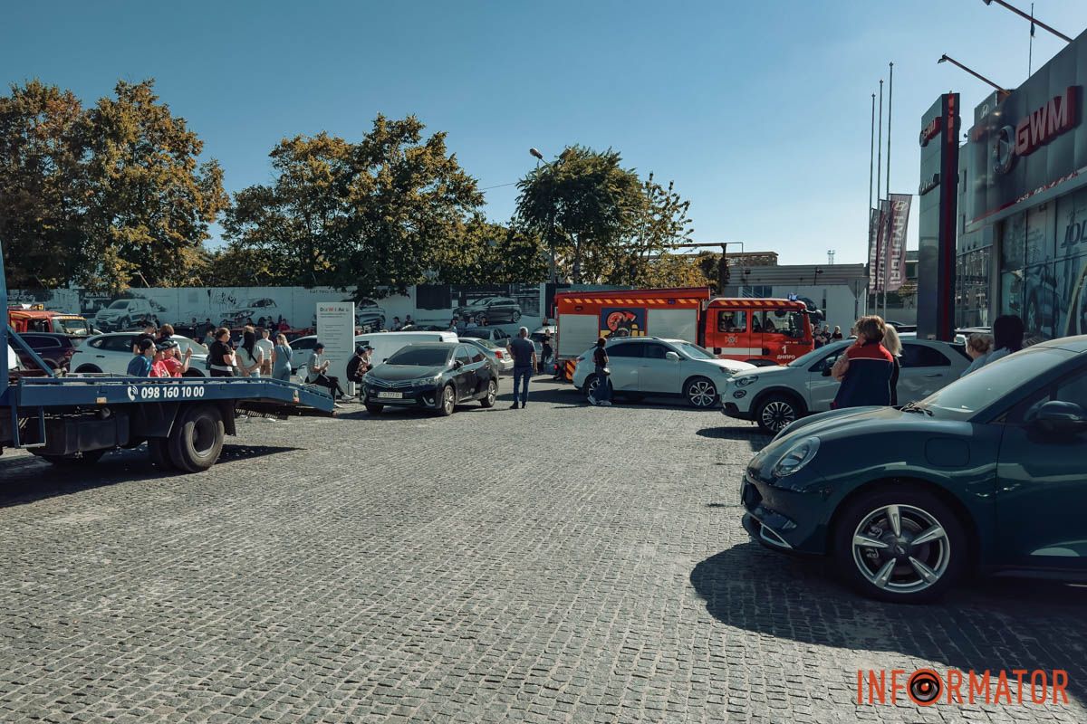 Слышали взрыв, людей эвакуировали: в Днепре на Ивана Эзау произошел пожар, черный дым виден с разных точек города 13