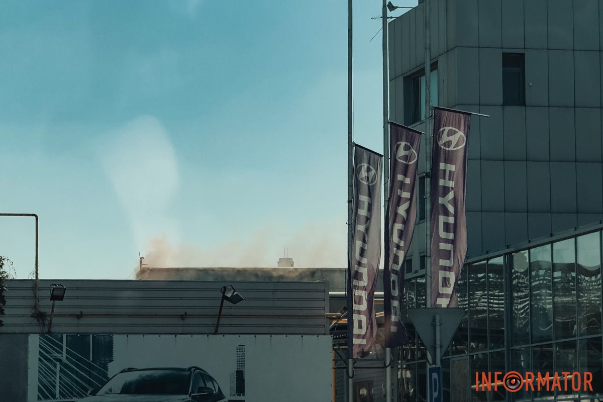 Слышали взрыв, людей эвакуировали: в Днепре на Ивана Эзау произошел пожар, черный дым виден с разных точек города 7