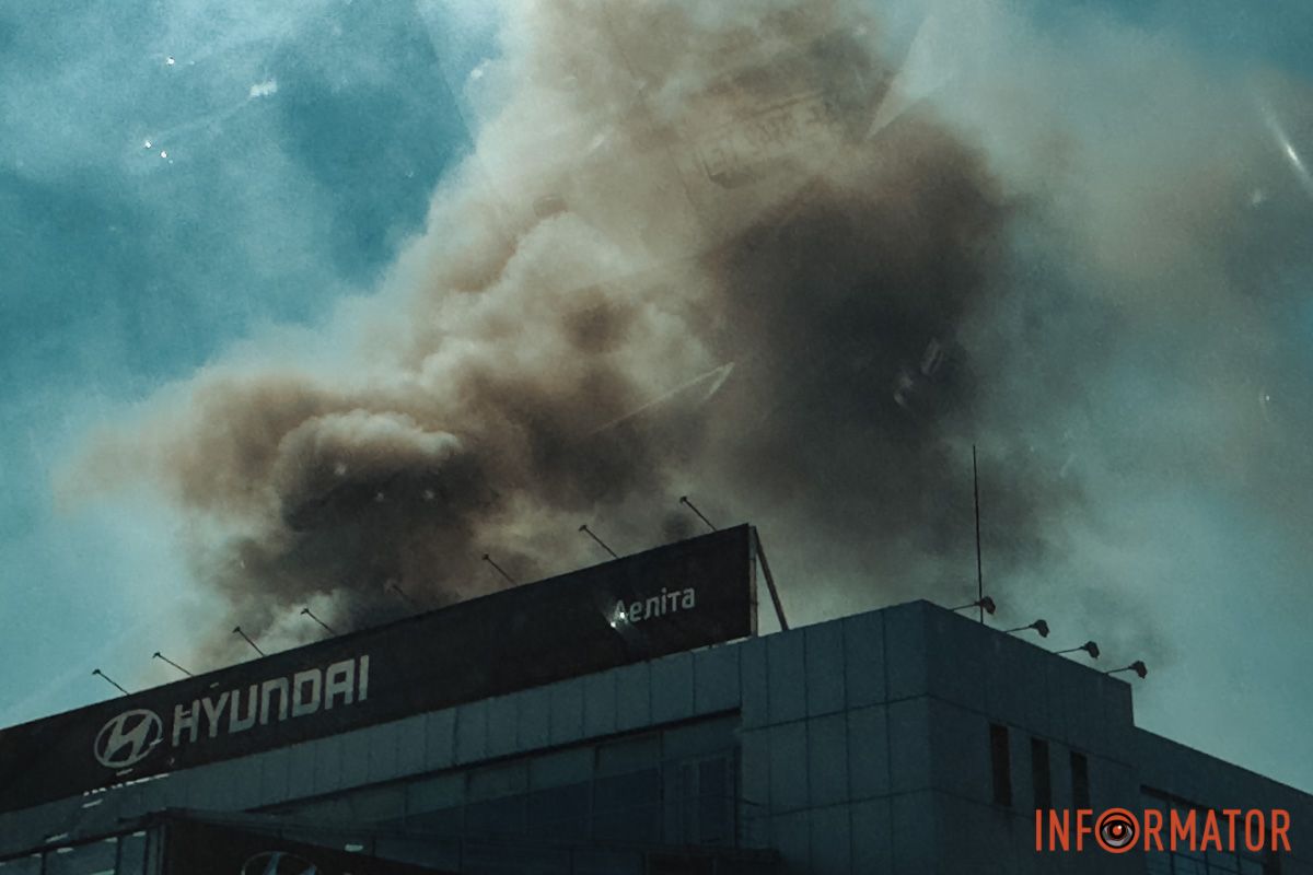 Слышали взрыв, людей эвакуировали: в Днепре на Ивана Эзау произошел пожар, черный дым виден с разных точек города.