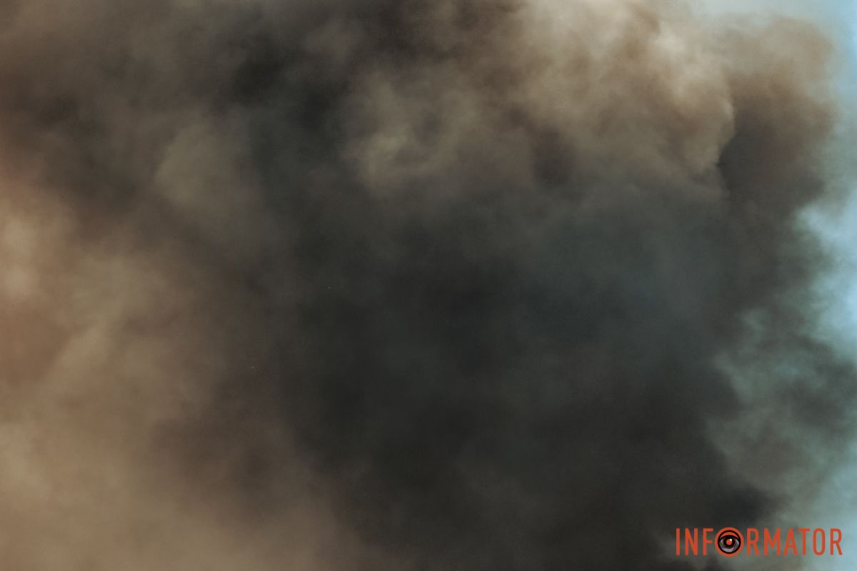 Слышали взрыв, людей эвакуировали: в Днепре на Ивана Эзау произошел пожар, черный дым виден с разных точек города.