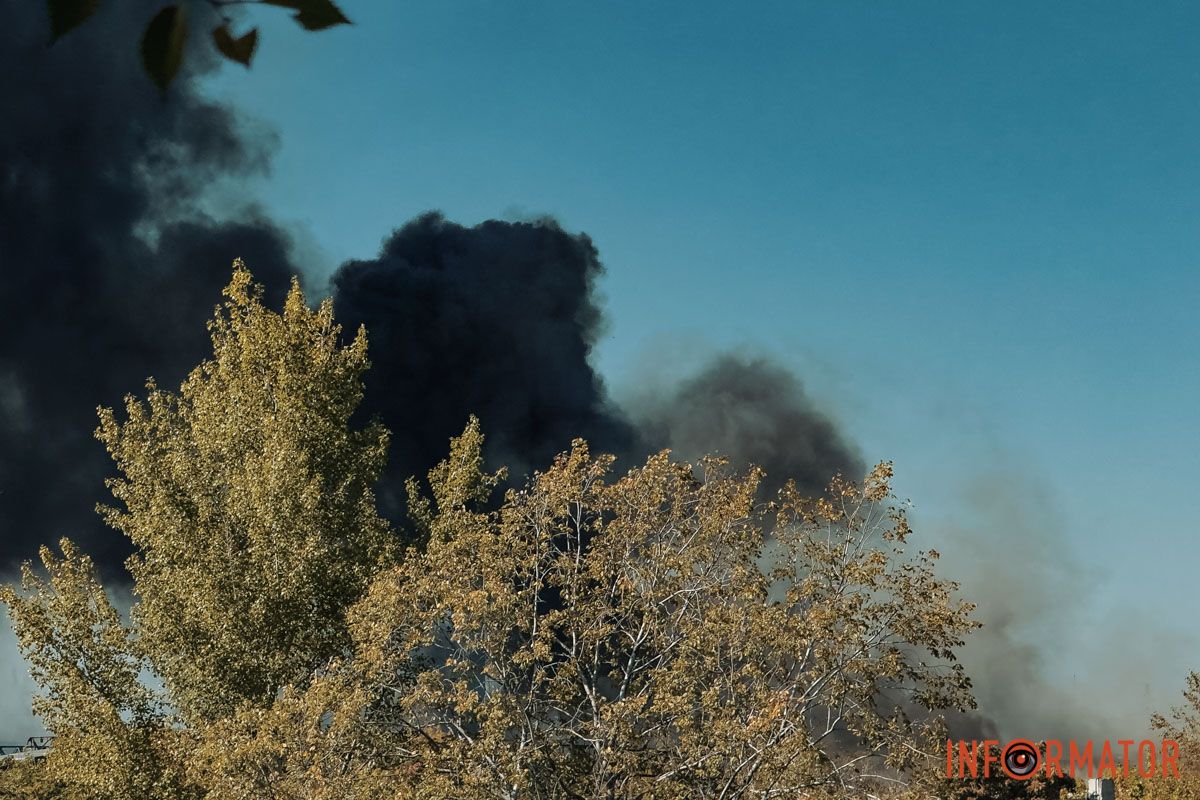 Слышали взрыв, людей эвакуировали: в Днепре на Ивана Эзау произошел пожар, черный дым виден с разных точек города.