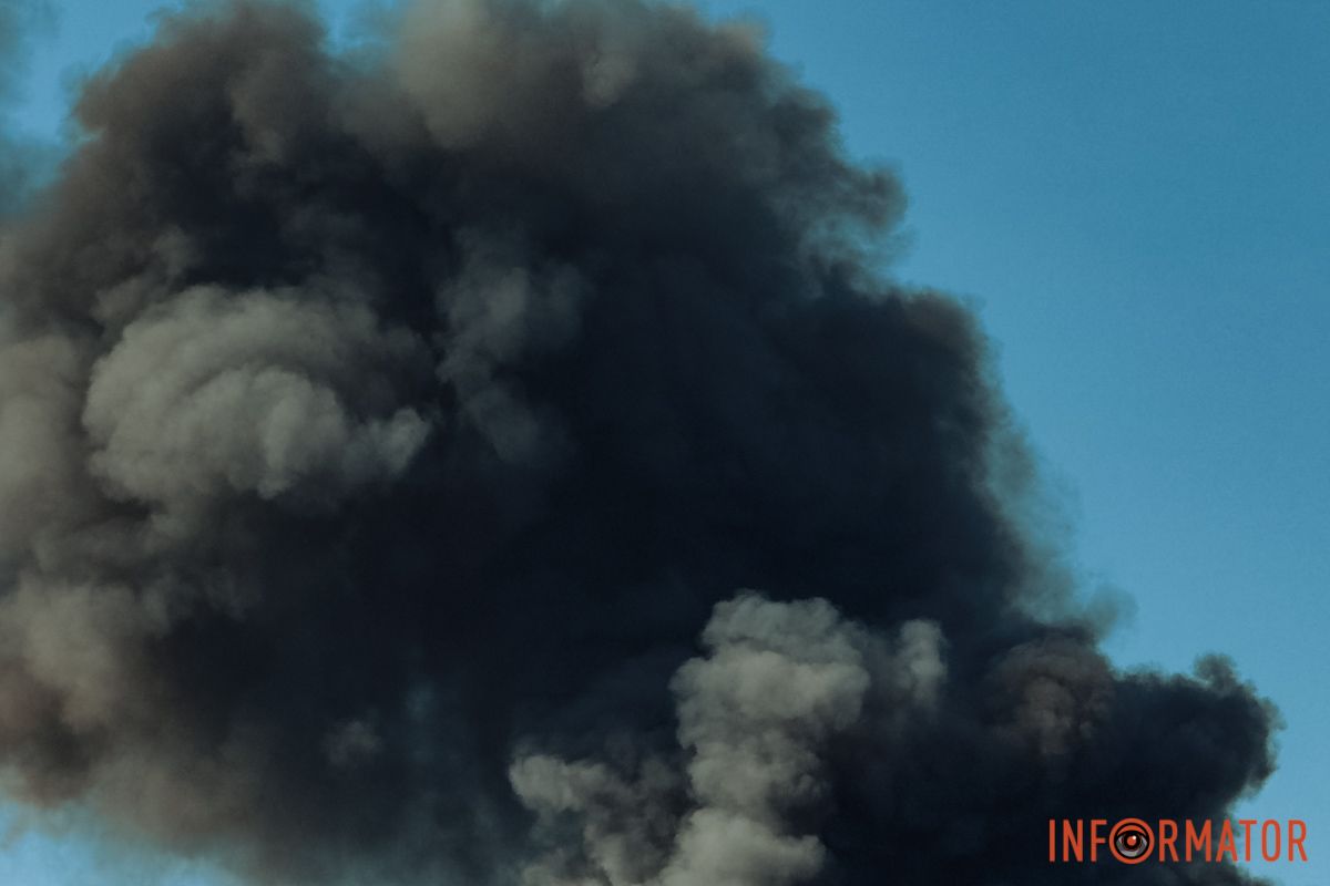 Слышали взрыв, людей эвакуировали: в Днепре на Ивана Эзау произошел пожар, черный дым виден с разных точек города.