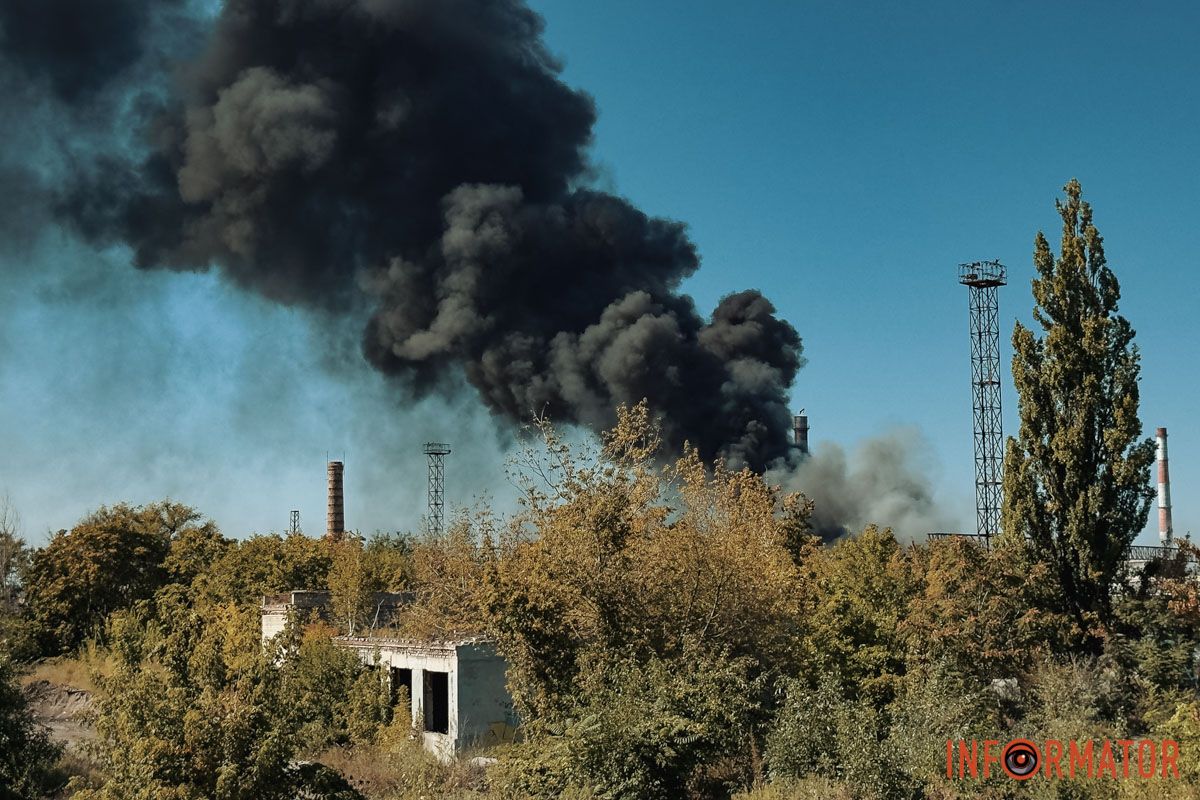 Слышали взрыв, людей эвакуировали: в Днепре на Ивана Эзау произошел пожар, черный дым виден с разных точек города.