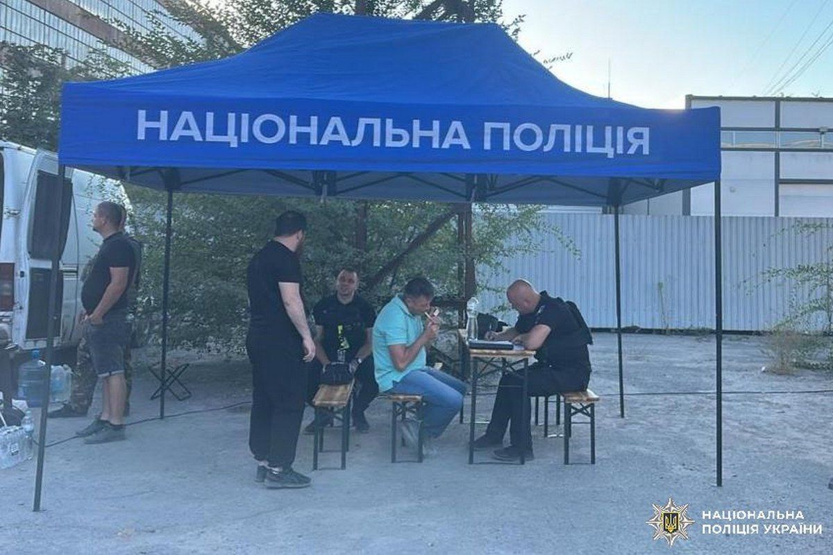 Полиция развернула мобильный пункт у места пожара. Полиция развернула мобильный пункт у места пожара.