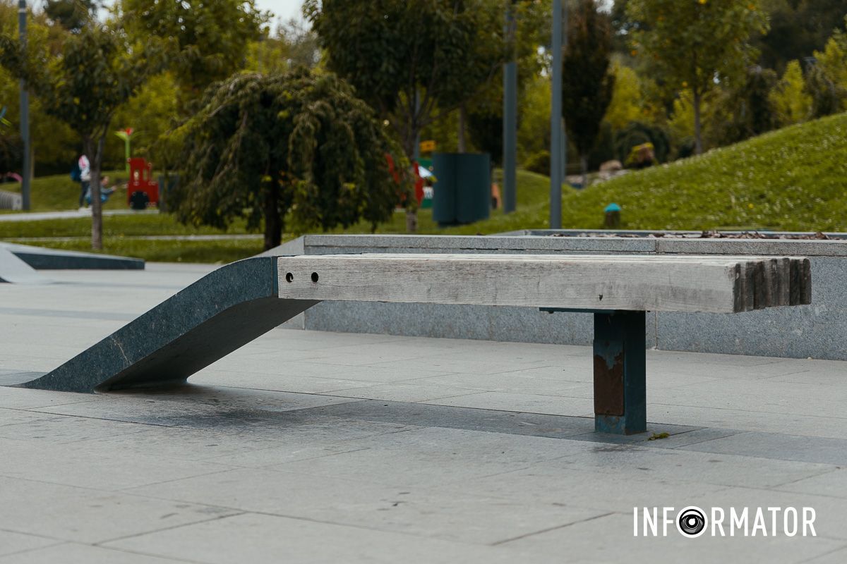 Сквер знаходиться на Набережній Перемоги Сквер знаходиться на Набережній Перемоги