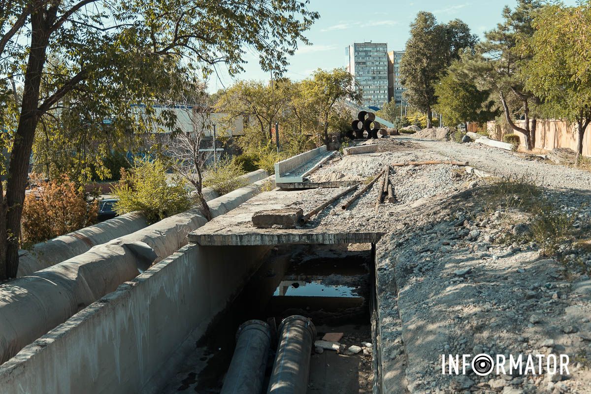 Ремонтные работы на Солнечной Набережной Это Hennessy или капучино: в Днепре завершают реконструкцию водопровода за 139 миллионов гривен по Солнечной Набережной 15