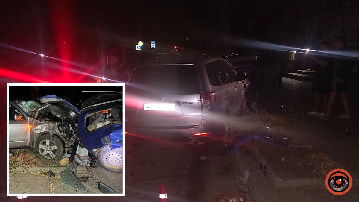 У Нікополі водій Subaru влетів у припаркований Chevrolet, зачинився в авто та палив