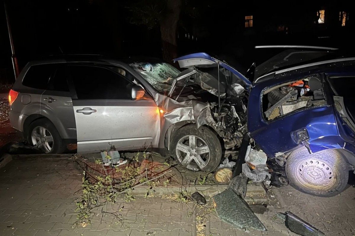 Водитель Subaru же закрылся в автомобиле. Вероятно, он был нетрезв.