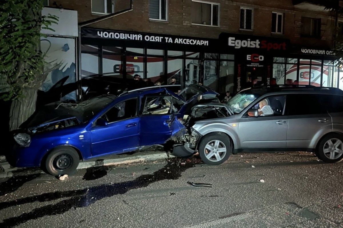 В Никополе Subaru Forester врезался в припаркованный Chevrolet Lacetti