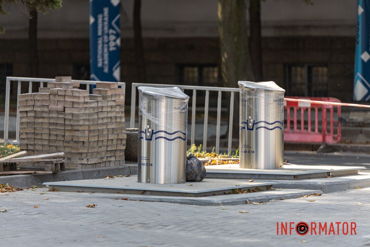 19 таких баков стоили почти 4 миллиона гривен Стоят упакованы: в Днепре на Дмитрия Яворницкого завершили установку подземных мусорных баков из 19 ожидаемых 7