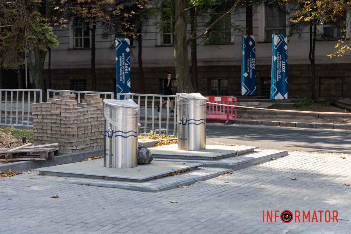 Уже больше недели баки стоят упакованные Стоят упакованы: в Днепре на Дмитрия Яворницкого завершили установку подземных мусорных баков из 19 ожидаемых 3