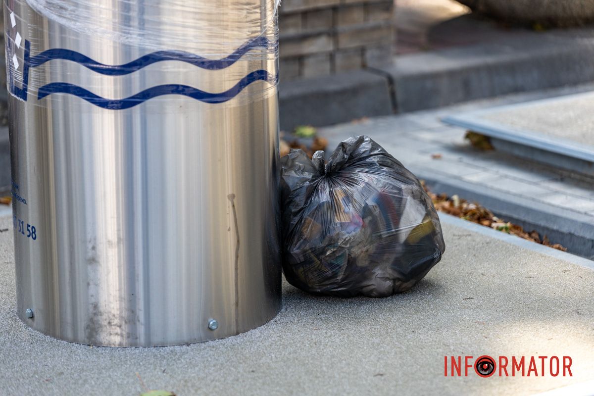 Рядом уже появился мусор Стоят упакованы: в Днепре на Дмитрия Яворницкого завершили установку подземных мусорных баков из 19 ожидаемых 2
