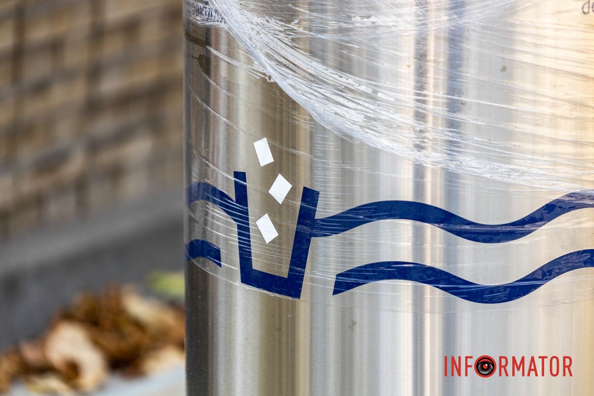 Таким образом, их нельзя использовать по назначению Стоят упакованы: в Днепре на Дмитрия Яворницкого завершили установку подземных мусорных баков из 19 ожидаемых 4