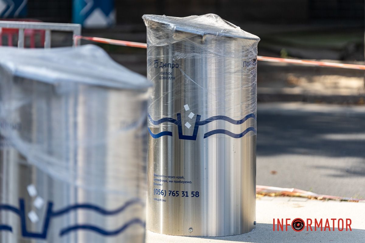 Стоят для красоты Стоят упакованы: в Днепре на Дмитрия Яворницкого завершили установку подземных мусорных баков из 19 ожидаемых 5