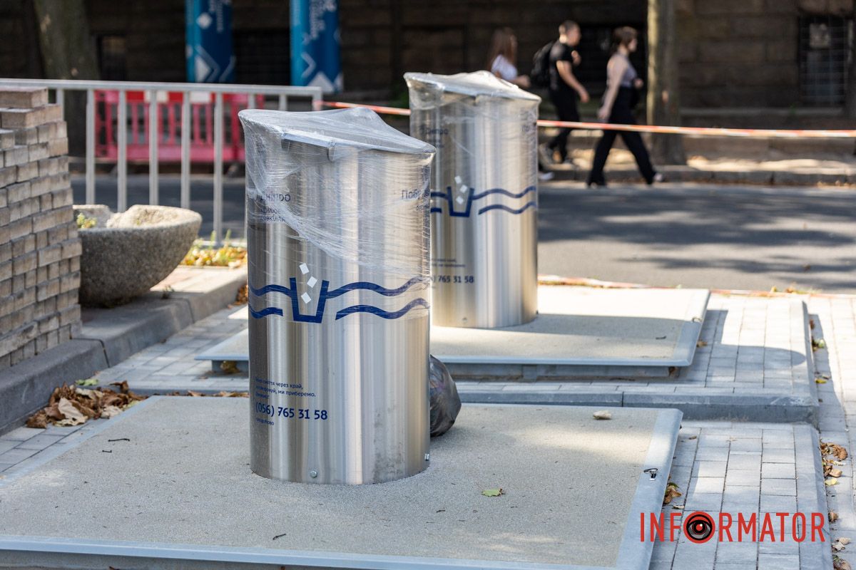 Баки появились вблизи "Днепровской политехники" Стоят упакованы: в Днепре на Дмитрия Яворницкого завершили установку подземных мусорных баков из 19 6