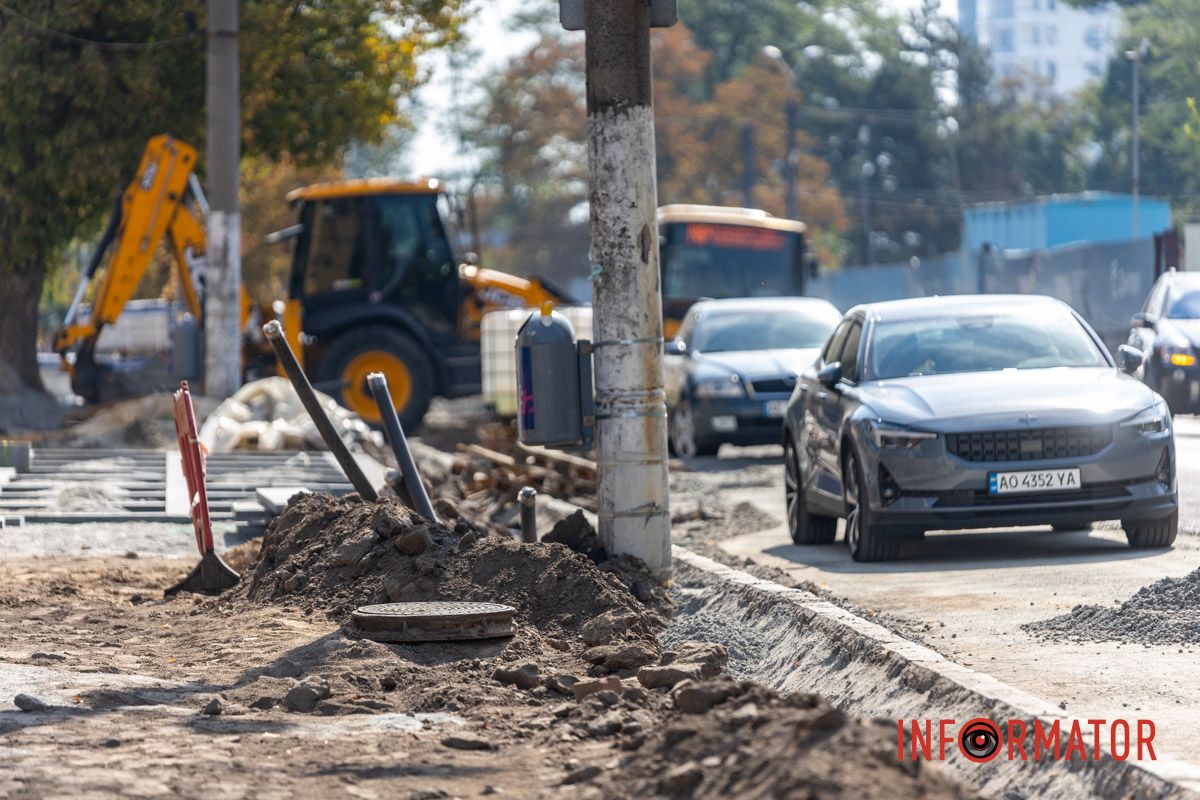 Цей безбар’єрний маршрут простягатиметься він від площі Соборної до Вокзальної площі У Дніпрі біля Історичного музею триває створення безбар’єрного маршруту 9