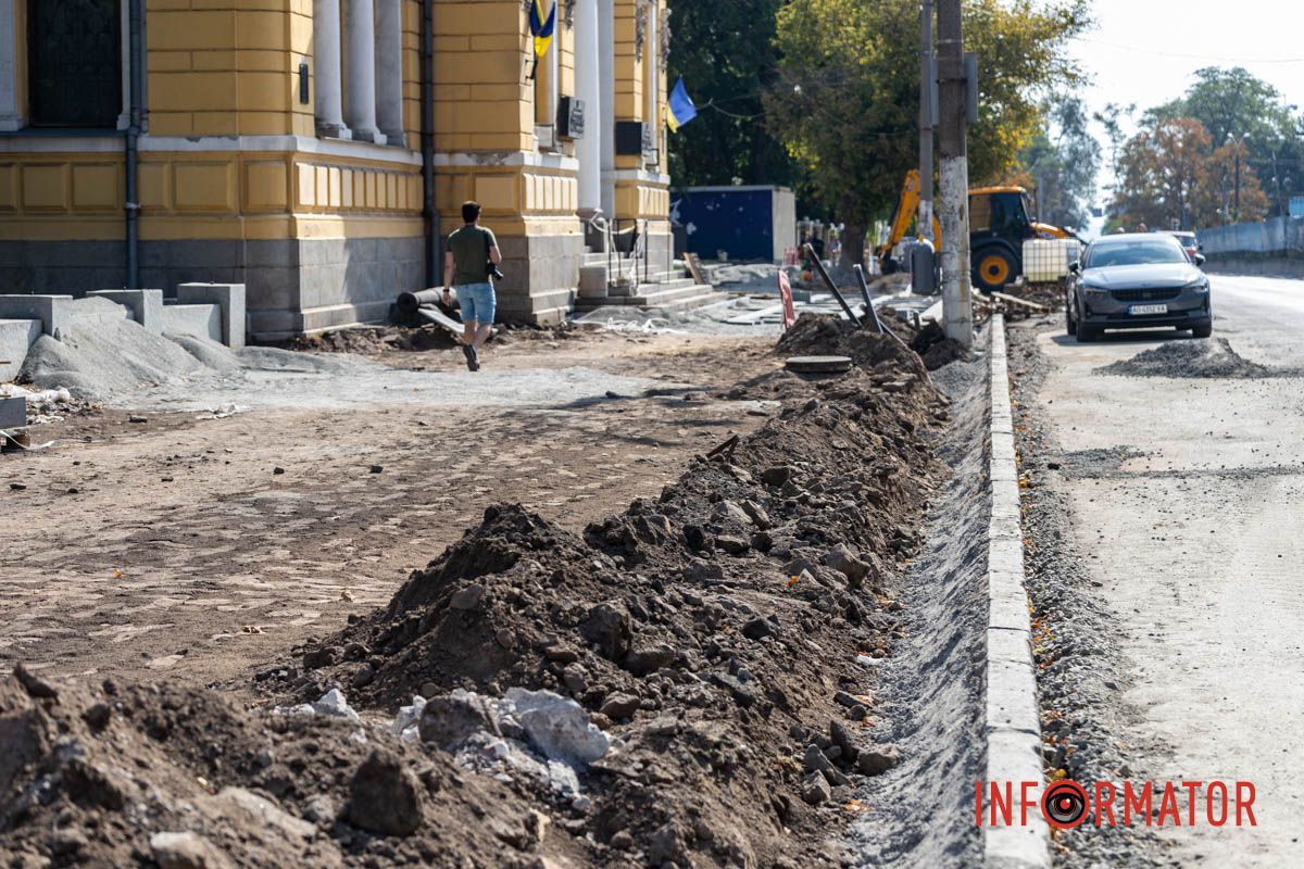Станом на 10 вересня, на пішохідній зоні демонтували асфальт будівельною технікою У Дніпрі біля Історичного музею триває створення безбар’єрного маршруту 11