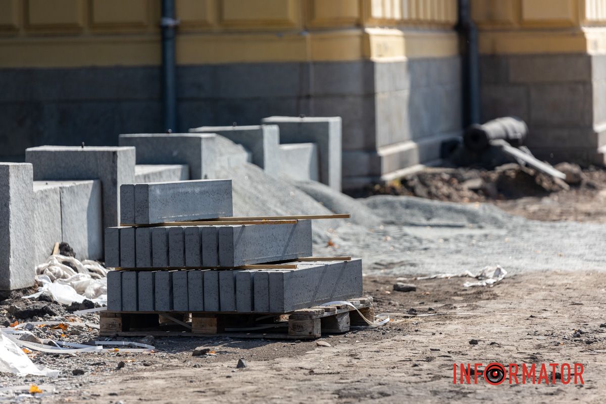 Вже почали класти бруківку У Дніпрі біля Історичного музею триває створення безбар’єрного маршруту 12